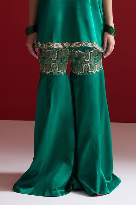 Buy_Sitaraa_Emerald Green Embroidery Round Neck Padmika Kurta With Gharara _Online_at_Aza_Fashions