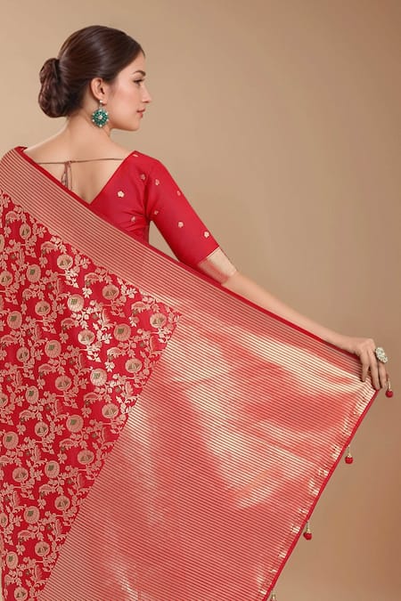 Buy_Samyukta Singhania_Red Embroidery, Zari V-neck Woven Banarasi Silk Saree With Blouse 