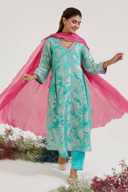 Nero India_Blue Jacquard Embroidery V-neck Textured Kurta With Pant _at_Aza_Fashions