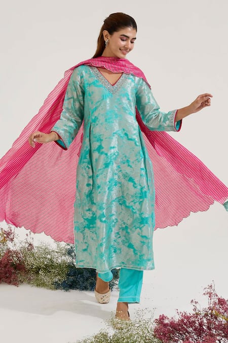 Shop Nero India Pink Chanderi Stripe Pattern Dupatta at Aza Fashions Shop_Nero India_Pink Chanderi Stripe Pattern Dupatta _at_Aza_Fashions