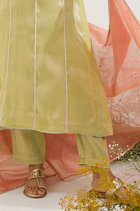 Nero India_Green Chanderi, Tissue Embroidery V-neck Floral Kurta Set _Online_at_Aza_Fashions