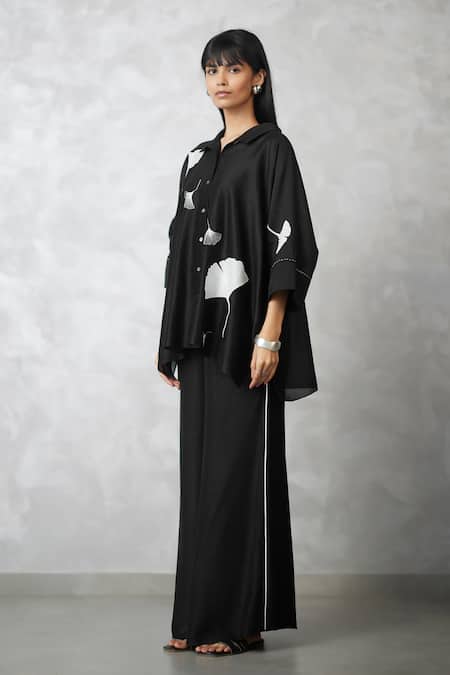 Buy_Nachiket Barve_Black Chanderi, Tussar Embroidery Collared Ginkgo Shirt And Pant Set 