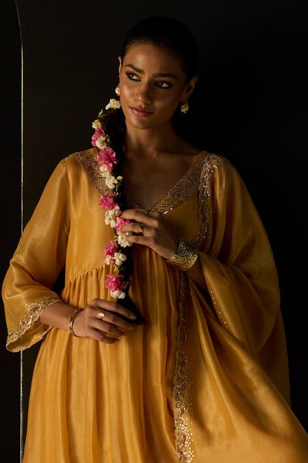 Sarang Kaur_Yellow Tissue Embroidery V-neck Rehmat Lehenga Set _Online_at_Aza_Fashions