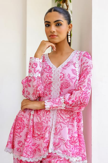 Buy_Sanam_Pink Chiffon Embroidery V-neck Lily Print Kurta And Pant Set 