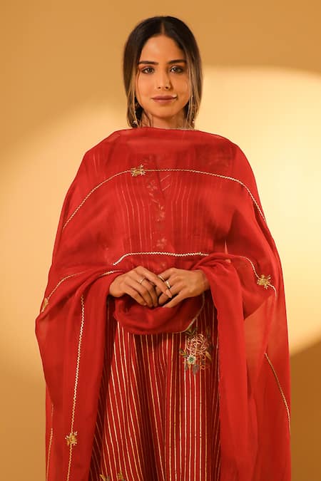 BO Tree_Red Chanderi, Organza Embroidery Round Neck Amum Thread Kurta Set _Online_at_Aza_Fashions