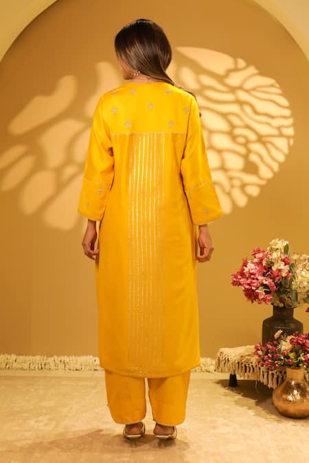 BO Tree Ruaa Floral Embroidered Kurta Set 