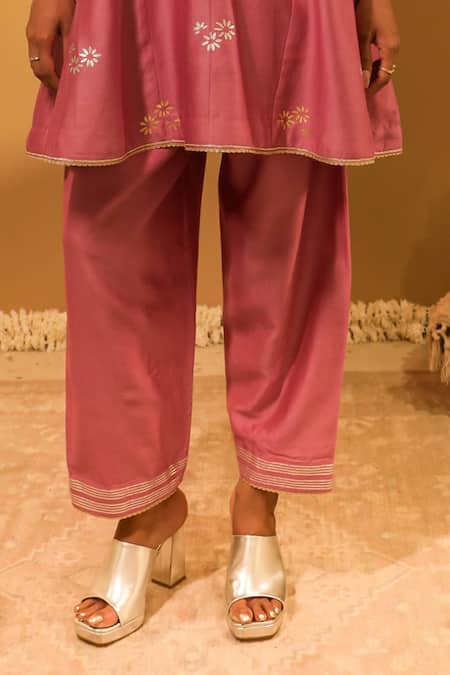 BO Tree_Pink Chanderi, Organza Embroidery Split V-neck Saba Thread Kurta Set _Online_at_Aza_Fashions