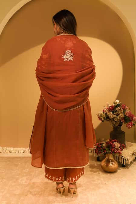 BO Tree Yasrin Thread Embroidered Kurta Set 