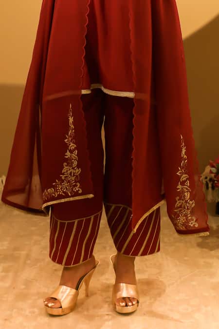 BO Tree_Red Silk, Organza Zari, Embroidery V-neck Arza Zardozi Work Kurta Set _Online_at_Aza_Fashions