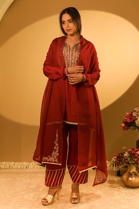 Buy_BO Tree_Red Silk, Organza Zari, Embroidery V-neck Arza Zardozi Work Kurta Set _Online_at_Aza_Fashions