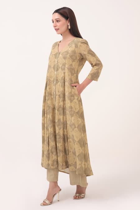 Ruchi Marodia_Green Cotton V-neck Mendaka Digital Print Panelled Kurta Set _at_Aza_Fashions