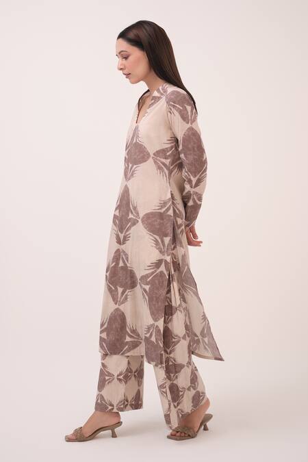 Ruchi Marodia_Beige Cotton V-neck Mendaka Digital Print Kurta Set _Online_at_Aza_Fashions