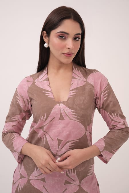 Shop_Ruchi Marodia_Pink Cotton V-neck Mendaka Digital Print Kurta Set _Online_at_Aza_Fashions