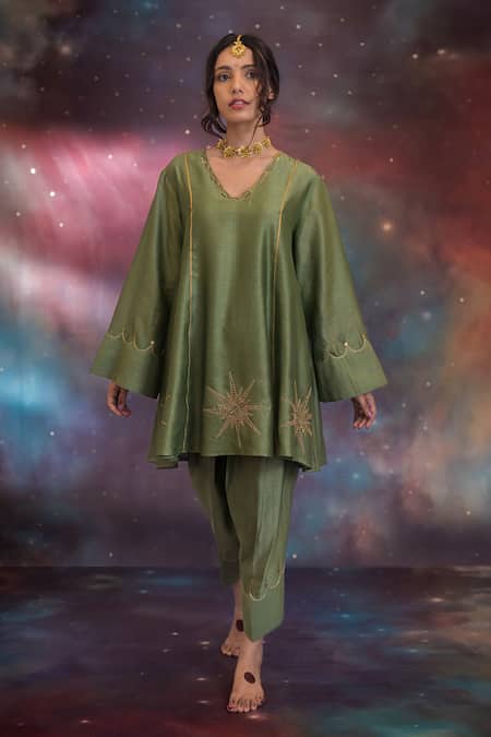 Kacha Tanka_Olive Green Chanderi Embroidery V-neck Rooh A-line Kurta Set _Online_at_Aza_Fashions