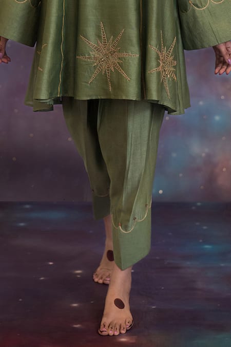 Buy_Kacha Tanka_Olive Green Chanderi Embroidery V-neck Rooh A-line Kurta Set _Online_at_Aza_Fashions