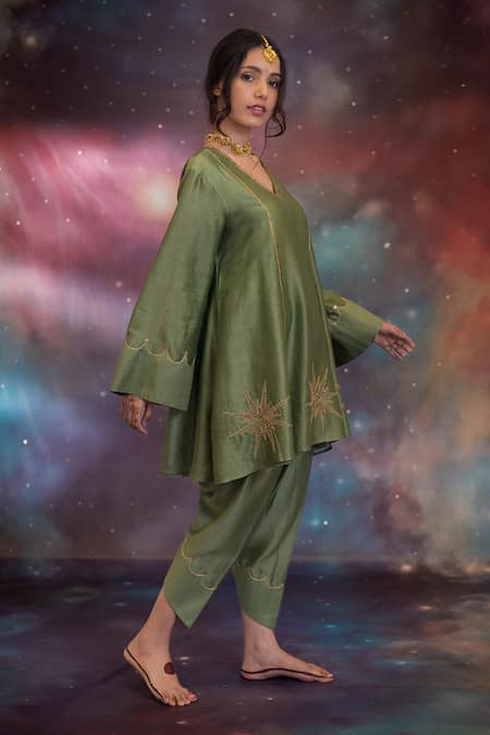 Shop_Kacha Tanka_Olive Green Chanderi Embroidery V-neck Rooh A-line Kurta Set _Online_at_Aza_Fashions