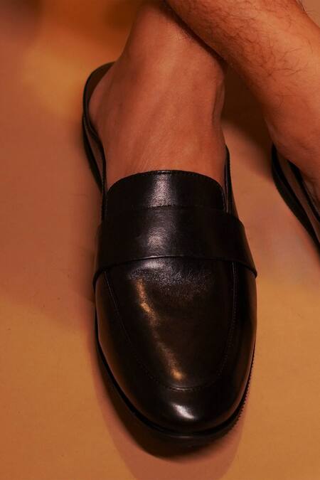 Dmodot Black Plain Flat Slip-on Style Shoes Online at Aza Fashions Dmodot_Black Plain Flat Slip-on Style Shoes _Online_at_Aza_Fashions