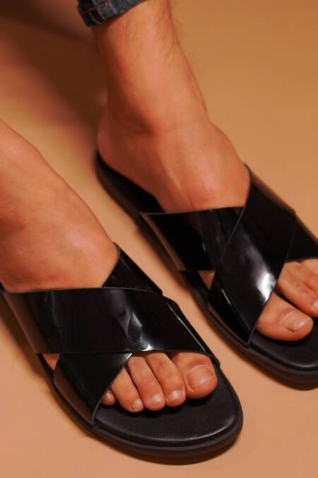 Dmodot_Black Plain Cross Strap Sandals_Online_at_Aza_Fashions