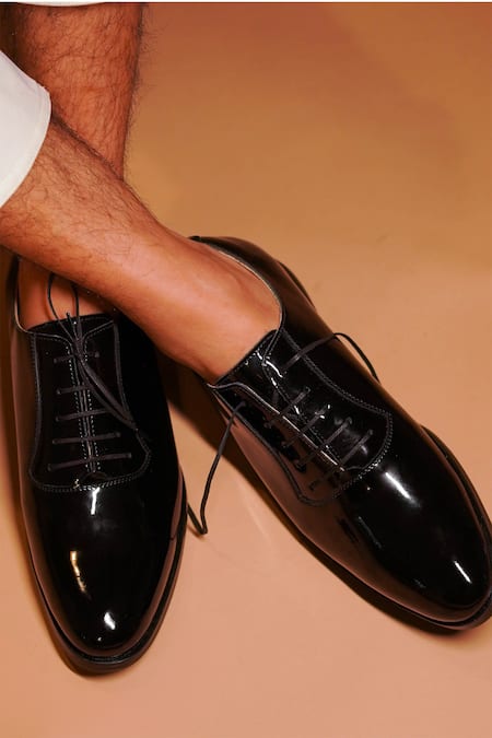 Shop Dmodot Black Plain Handcrafted Oxfords at Aza Fashions Shop_Dmodot_Black Plain Handcrafted Oxfords _at_Aza_Fashions