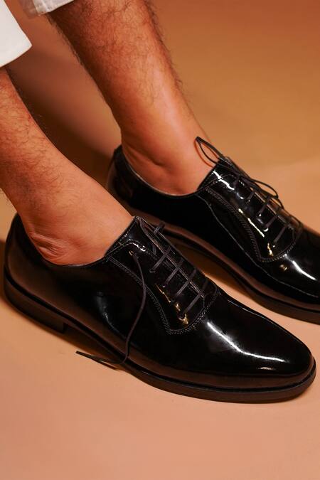 Dmodot Black Plain Handcrafted Oxfords Online at Aza Fashions Dmodot_Black Plain Handcrafted Oxfords _Online_at_Aza_Fashions
