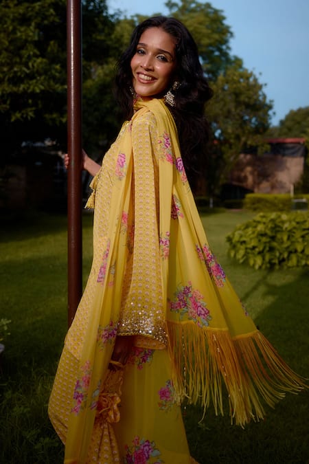 Nikasha_Yellow Georgette Embroidery Round Neck Dilruba Floral Print Kurta Set _Online_at_Aza_Fashions