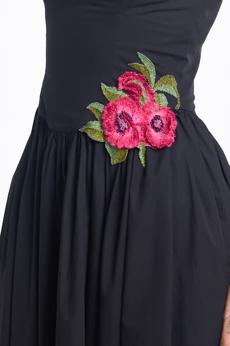 Buy_Gauri & Nainika_Black Cotton Fabric Flowers, Embroidery, Applique Sweetheart Neck Midi Dress 