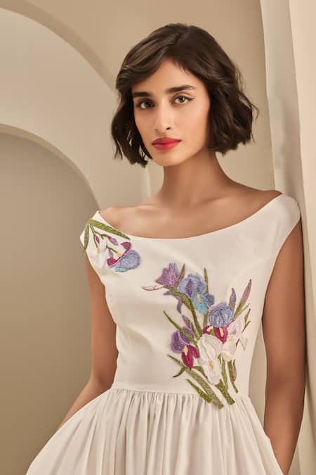 Buy_Gauri & Nainika_Cream Cotton Embroidery Boat Neck Midi Dress 