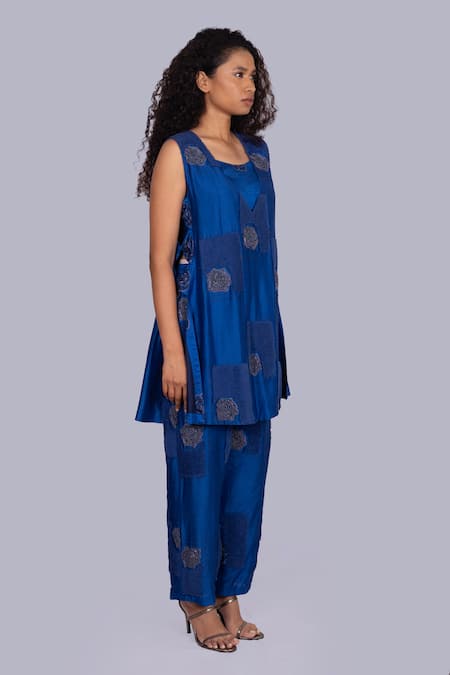 Buy_Jajobaa_Blue Silk Embroidery V-neck Floral Dark Tunic Set _Online_at_Aza_Fashions