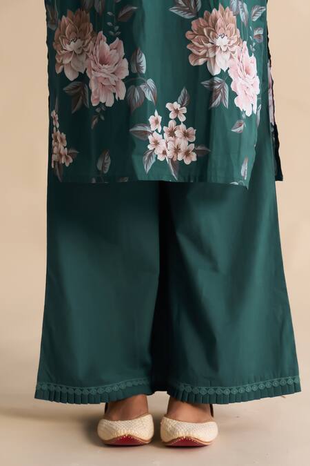 Roze Green Cambric, Cotton Embroidery V-neck Aneesa Printed Kurta Set at Aza Fashions Roze_Green Cambric, Cotton Embroidery V-neck Aneesa Printed Kurta Set _at_Aza_Fashions