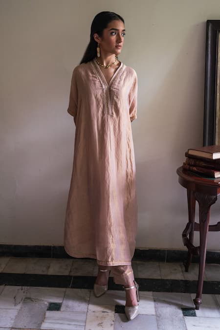 Shorshe Clothing Mauve Tissue Zari V-neck Richa Handwoven Kaftan With Pant