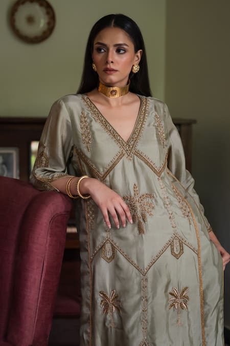 Buy_Shorshe Clothing_Green Silk Embroidery V-neck Shalimaar Kurta With Pant 