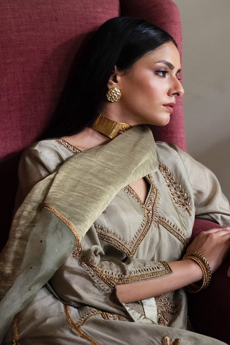 Shorshe Clothing Green Organza Gota Patti Nur Jahan Dupatta Online at Aza Fashions Shorshe Clothing_Green Organza Gota Patti Nur Jahan Dupatta _Online_at_Aza_Fashions