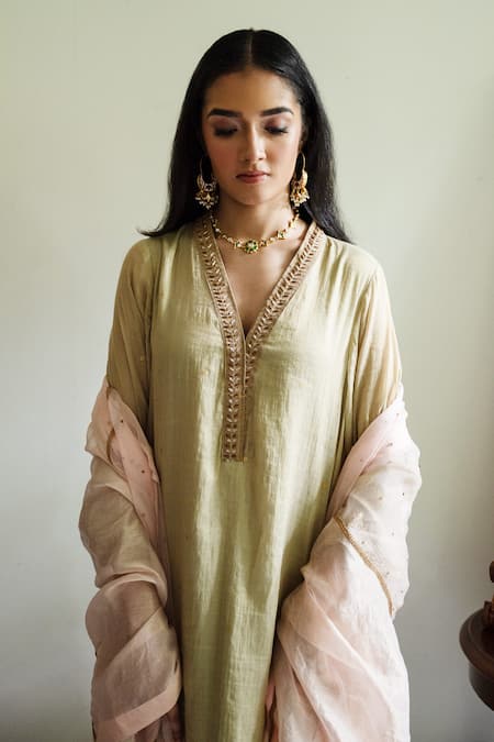 Shorshe Clothing Pink Organza Gota Patti, Embroidery Nur Jahan Dupatta Online at Aza Fashions Shorshe Clothing_Pink Organza Gota Patti, Embroidery Nur Jahan Dupatta _Online_at_Aza_Fashions