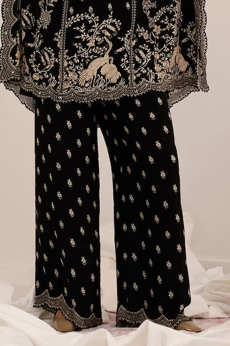 Buy_Surkh Syahi_Black Crepe Embroidery Mandarin Collar Gulshan Kaftan Set 