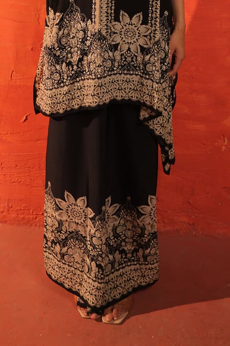 Surkh Syahi Black Crepe Embroidery V-neck Pandora Kaftan Set Online at Aza Fashions Surkh Syahi_Black Crepe Embroidery V-neck Pandora Kaftan Set _Online_at_Aza_Fashions
