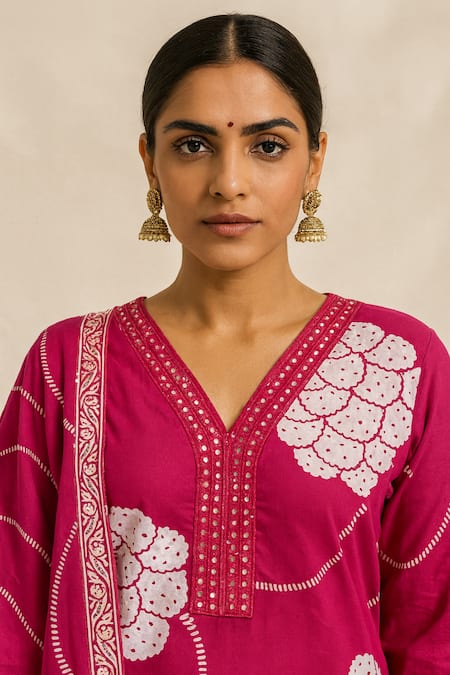 Shop_Thee Modern Roots_Fuchsia Cotton, Cambric Mirrors Split V-neck Printed Kurta Set _Online_at_Aza_Fashions