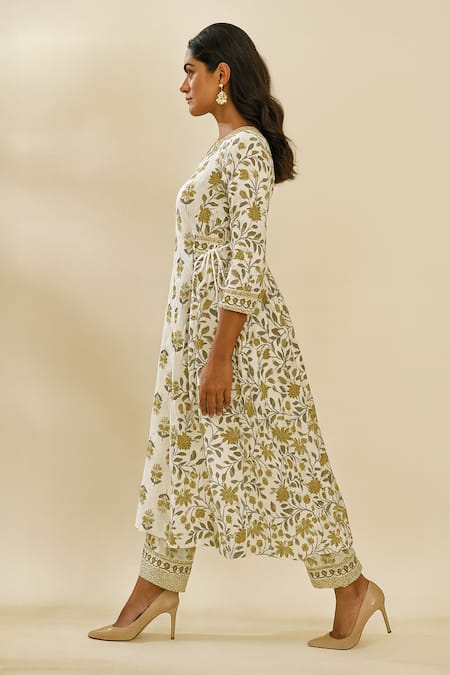 Thee Modern Roots_Ivory Cotton, Cambric Sequins V-neck Baagh Print Kurta Set _Online_at_Aza_Fashions