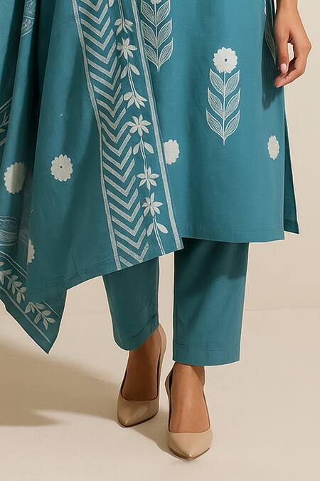 Shop_Thee Modern Roots_Blue Cotton, Cambric Beads Split V-neck Printed Kurta Set _Online_at_Aza_Fashions