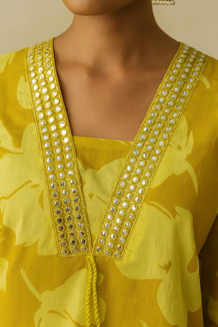 Buy_Thee Modern Roots_Mustard Cotton, Cambric Mirrors V-neck Basanti Bela Printed Kurta Set _Online_at_Aza_Fashions