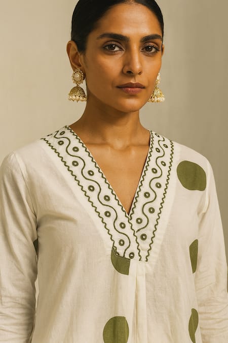 Buy_Thee Modern Roots_Ivory Cotton, Cambric Embroidery, Mirrors V-neck Polka Dot Print Kurta Set _Online_at_Aza_Fashions
