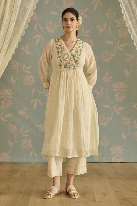 Kritika Dawar Ivory Chanderi, Cotton Embroidery V-neck Aria 3d Flower Kurta Set Online at Aza Fashions Kritika Dawar_Ivory Chanderi, Cotton Embroidery V-neck Aria 3d Flower Kurta Set _Online_at_Aza_Fashions