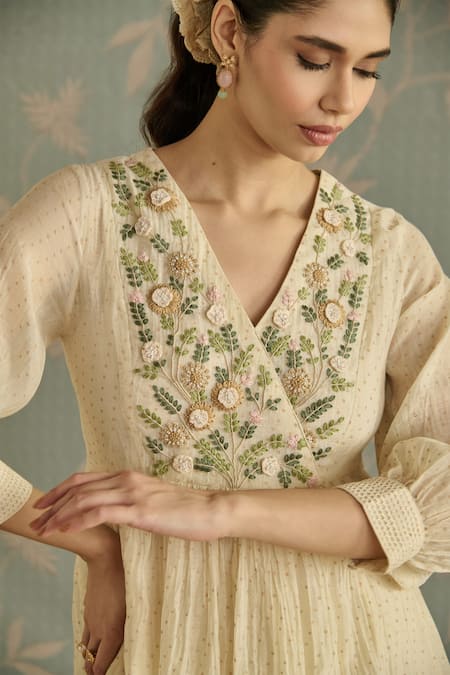 Kritika Dawar Ivory Chanderi, Cotton Embroidery V-neck Aria 3d Flower Kurta Set at Aza Fashions Kritika Dawar_Ivory Chanderi, Cotton Embroidery V-neck Aria 3d Flower Kurta Set _at_Aza_Fashions