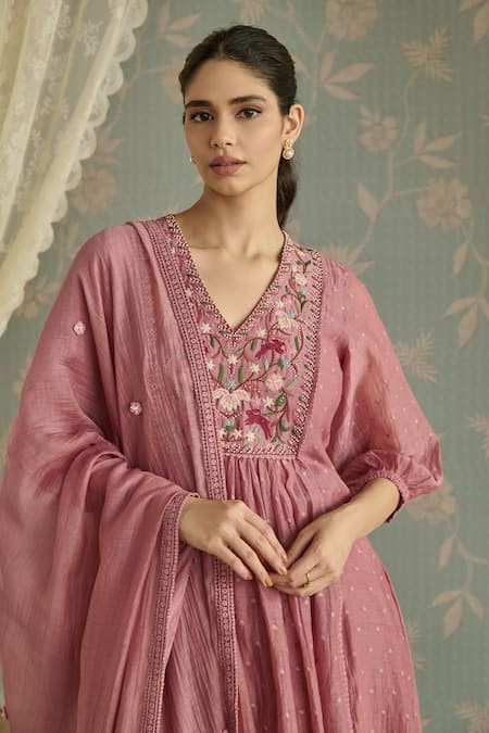 Kritika Dawar Blush Chanderi, Cotton Embroidery V-neck Zella Hand Kurta Set at Aza Fashions Kritika Dawar_Blush Chanderi, Cotton Embroidery V-neck Zella Hand Kurta Set _at_Aza_Fashions