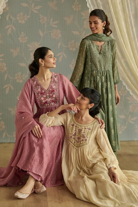 Shop Kritika Dawar Blush Chanderi, Cotton Embroidery V-neck Zella Hand Kurta Set Shop_Kritika Dawar_Blush Chanderi, Cotton Embroidery V-neck Zella Hand Kurta Set