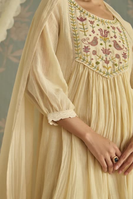 Buy_Kritika Dawar_Ivory Chanderi, Cotton Beads, Lace Round Naaz Handwoven Embroidered Kurta Set 