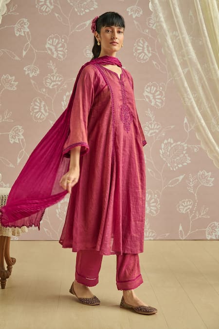 Kritika Dawar_Magenta Tissue, Silk Embroidery Round Neck Tara Hand Kurta Set _Online_at_Aza_Fashions