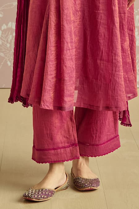 Kritika Dawar_Magenta Tissue, Silk Embroidery Round Neck Tara Hand Kurta Set _at_Aza_Fashions