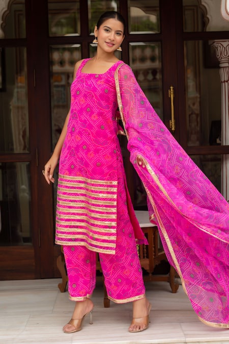 Buy Pomcha Jaipur Pink Georgette Zari Round Neck Radha Bandhej Kurta Set Online at Aza Fashions Buy_Pomcha Jaipur_Pink Georgette Zari Round Neck Radha Bandhej Kurta Set _Online_at_Aza_Fashions