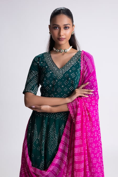 Buy_Naina Jain_Green Crepe, Chiffon Mirrors, Embroidery V-neck Bandhani Lehenga Set _Online_at_Aza_Fashions