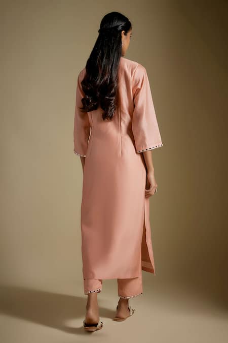Shop Asaga Rose Gold Chanderi, Muslin, Organza V-neck Stylique Kurta Pant Set at Aza Fashions Shop_Asaga_Rose Gold Chanderi, Muslin, Organza V-neck Stylique Kurta Pant Set _at_Aza_Fashions